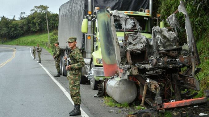 «Paro armado» deja 100 vehículos afectados y causa zozobra a los colombianos