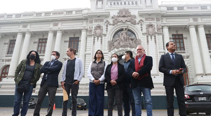 Periodistas urgen al Congreso peruano levantar prohibición de acceso a la prensa