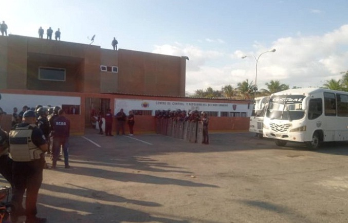 Un recluso muerto y tres policías gravemente heridos deja el motín en la PNB de Valencia