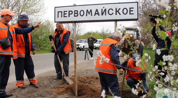 Señales de tráfico en ruso en los alrededores de la ciudad ucraniana de Mariúpol