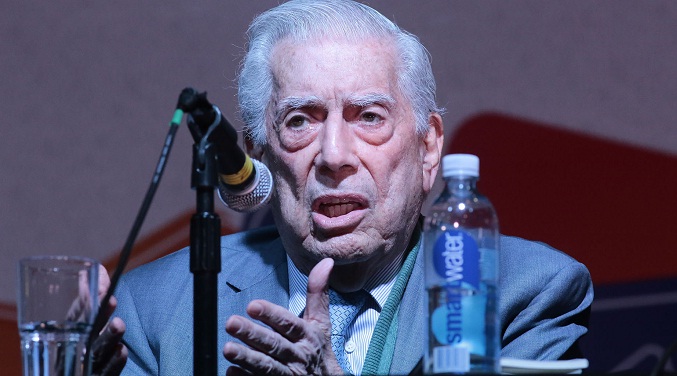 Vargas Llosa afirma sentir “temor” por la intromisión de los gobiernos en la literatura