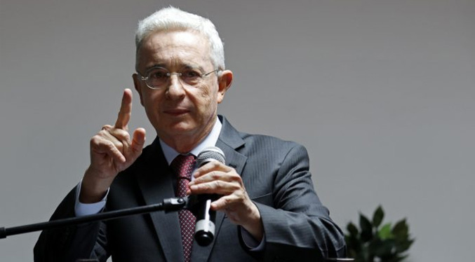 Expresidente Uribe acepta la invitación para reunirse con Petro en Colombia