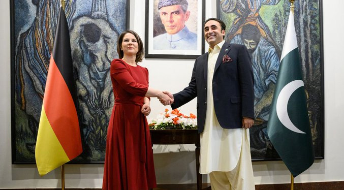 Ministra alemana Exteriores interrumpe visita a Pakistán por test positivo de COVID