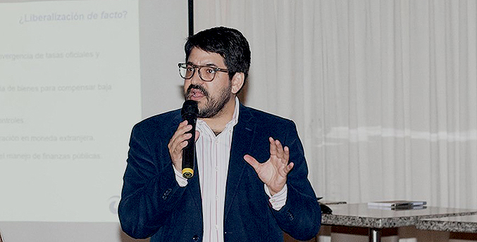 Asdrúbal Oliveros exhorta al Gobierno a desistir de la política basada en generar confianza en bolívar