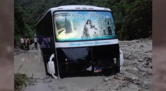 Autobús queda tapiado en Táchira con más de 50 personas a bordo