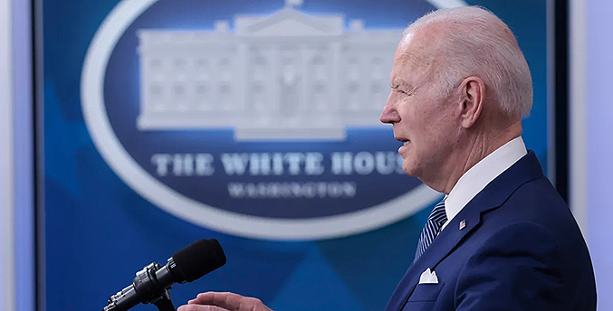 Biden urge a grandes petroleras a aumentar producción y bajar precios