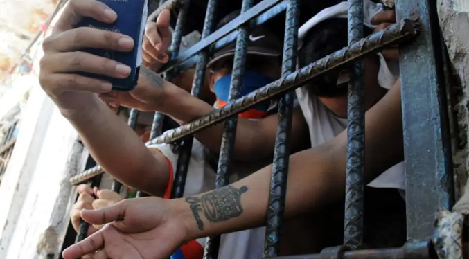 UVL asegura que hacinamiento en centros de detención venezolanos supera el 150 %
