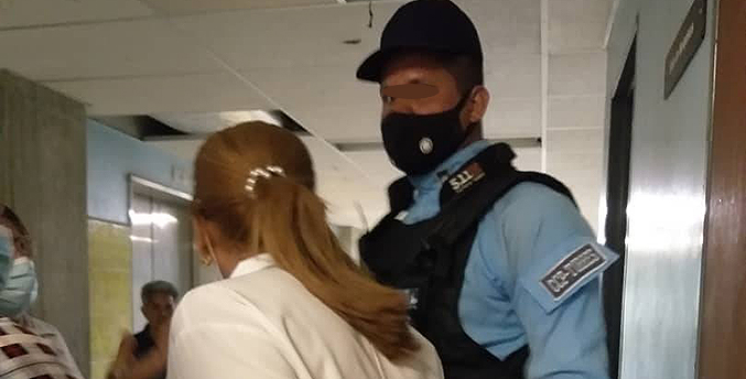 Esposan a enfermera en Lara tras exigirle a un policía el uso del tapabocas (+ Video)
