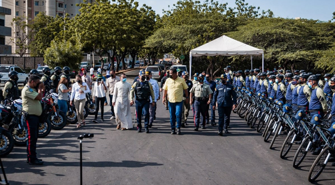Alcalde Rafael Ramírez entrega 10 motos y 50 bicicletas a Polimaracaibo