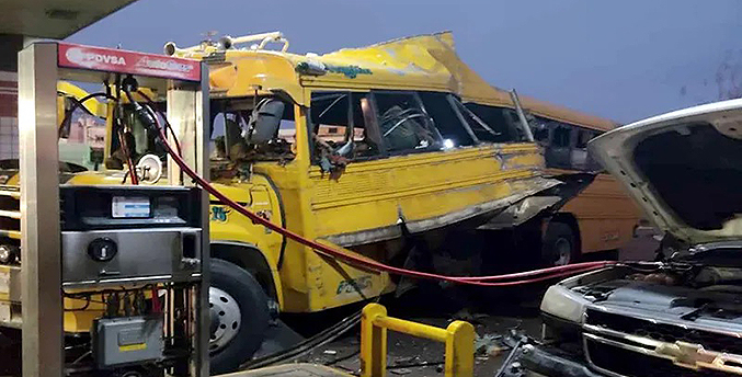 Explota autobús dentro de una estación en servicio en Cabimas