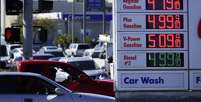 Por primera vez el precio de la gasolina en EEUU llega a $ 5 por galón
