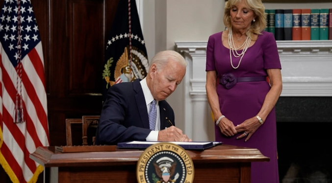 Biden firma ley para regular las armas de fuego en EEUU