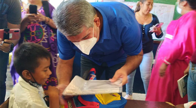 Caldera entrega 246 morrales y uniformes en la escuela primaria Manuel Ángel Luzardo