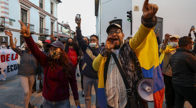 Con consignas de «Fuera Lasso» manifestantes protestan a las afueras de la AN en Quito