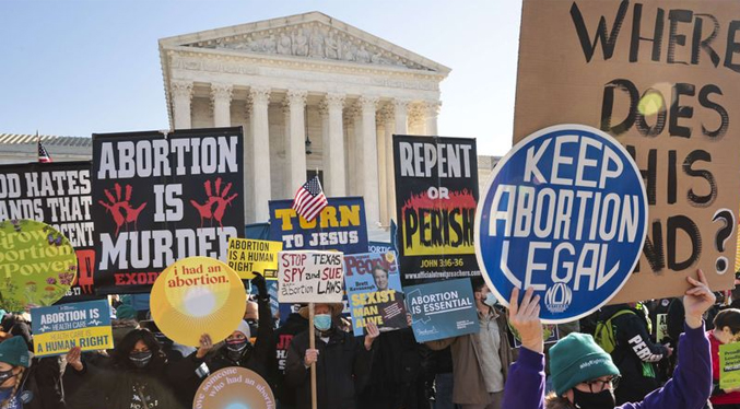 Al grito de «Abortemos el Tribunal» mujeres protestan frente al Supremo de EEUU