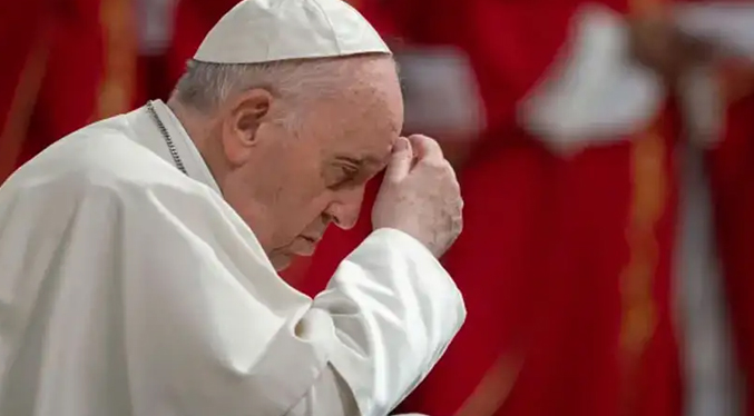 El Papa se ve obligado a posponer su viaje por dolores en una rodilla