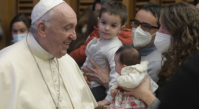El Papa pide a los padres no sean sobreprotectores con los hijos