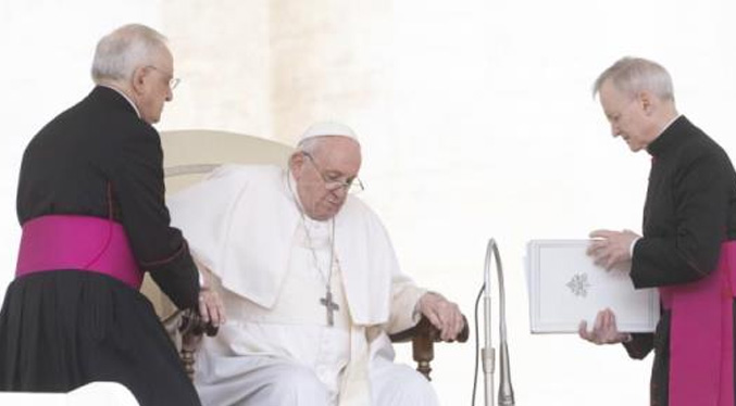 El Papa cancela misa del Corpus Christi por el persistente dolor de rodilla