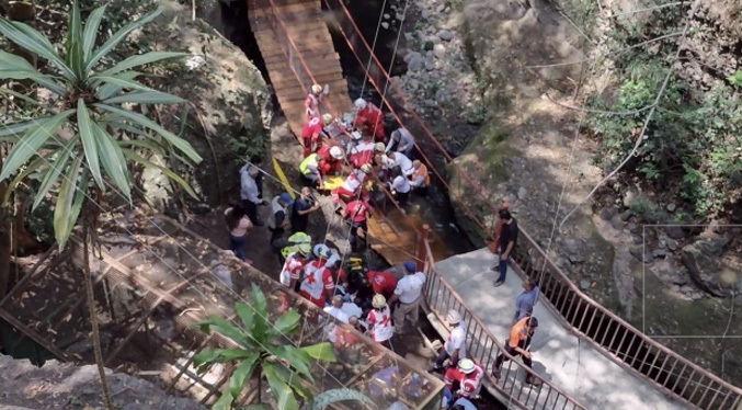 Alcalde mexicano sufre una caída en la reinauguración de un puente colgante  (Video)