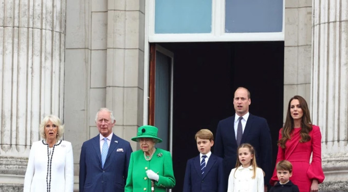 Isabel II aparece de sorpresa en el balcón del Palacio de Buckingham