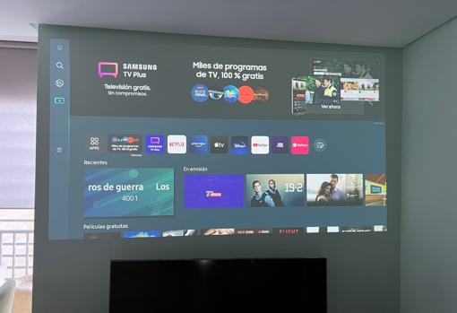 The FreeStyle de Samsung, el proyector con el que puedes ver películas hasta en el techo