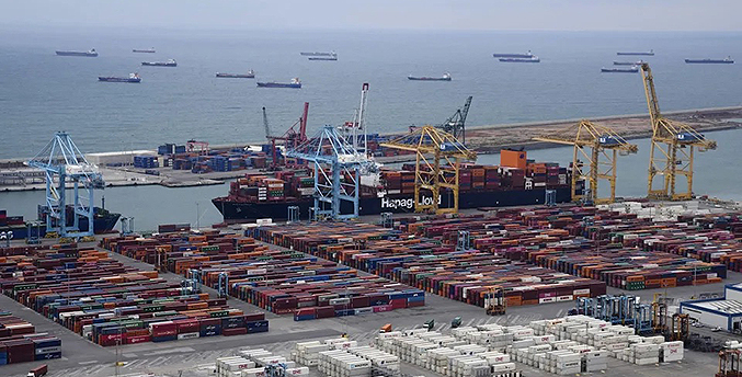 El coste del transporte marítimo sigue en niveles históricamente altos por China y la guerra en Ucrania