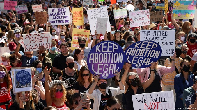 Juez de Texas bloquea aplicación de ley de 1925 que prohíbe el aborto