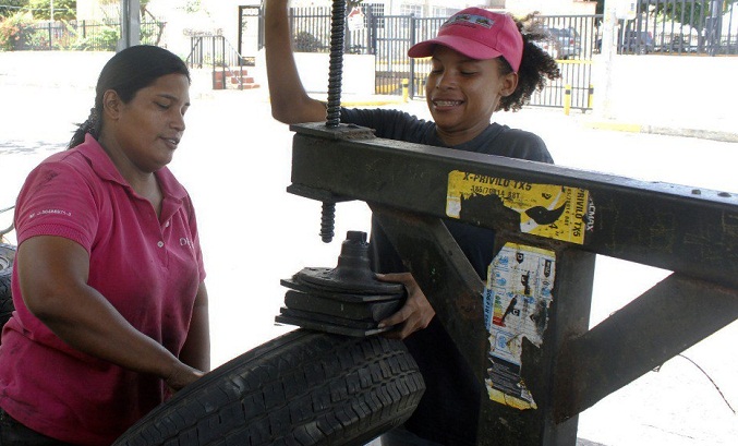 Jhoselyn y Deisybeth demuestran lo fácil que es cambiar o reparar un caucho en Maracaibo (Fotos)