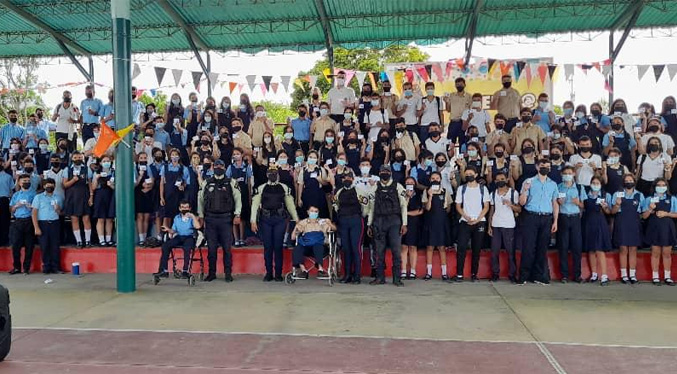 Más de 100 estudiantes reciben charla de acoso escolar por la policía de La Cañada