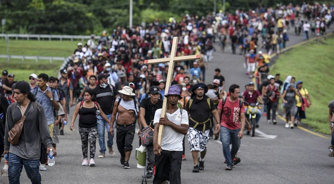 Inédita caravana de 15 mil migrantes inicia marcha de Chiapas México rumbo a EEUU