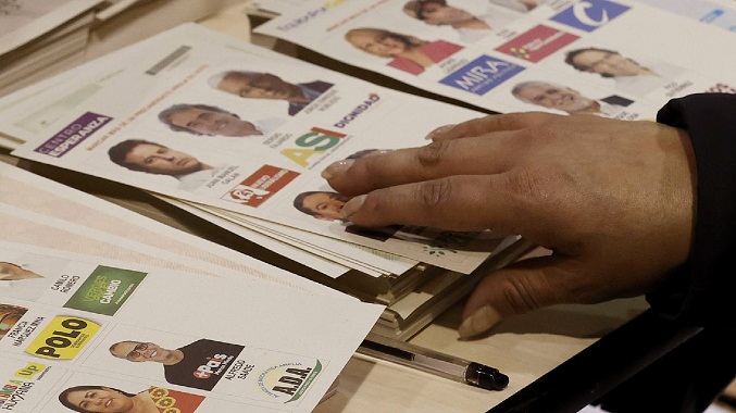 Los colegios electorales de Colombia cierran en la segunda vuelta presidencial