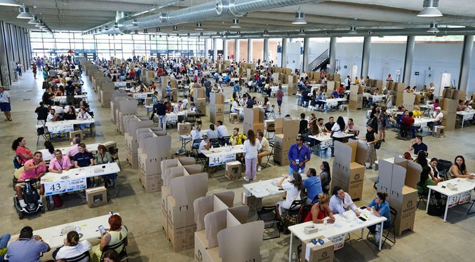 Colombianos en Madrid asisten a las urnas para escoger nuevo presidente