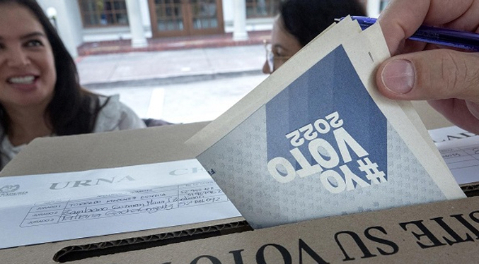Colombianos en el exterior comienzan a votar para elegir presidente