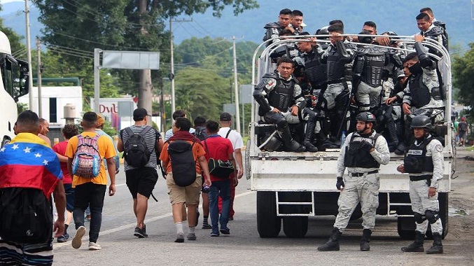 AMLO justifica despliegue militar ante avance de caravana migrante