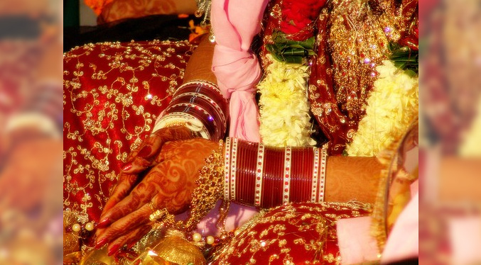 India: Encuentran a tres hermanas muertas tras haber sido acosadas por su dote