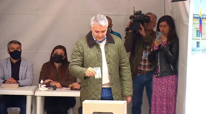 Duque pide tener «plena confianza» en resultados electorales, tras ejercer su voto