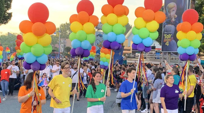 Critican espectáculo LGBT en Disneyland París