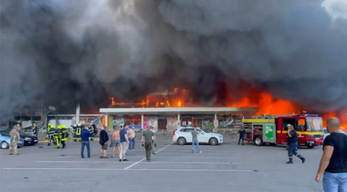 Misil impacta en «concurrido» centro comercial de Ucrania, causando muertos y heridos