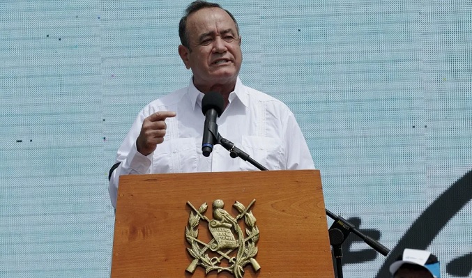 El presidente de Guatemala no ha decidido si estará en Cumbre de las Américas