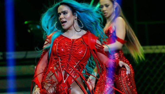 Policía ecuatoriana lanza gases lacrimógenos en concierto de Karol G