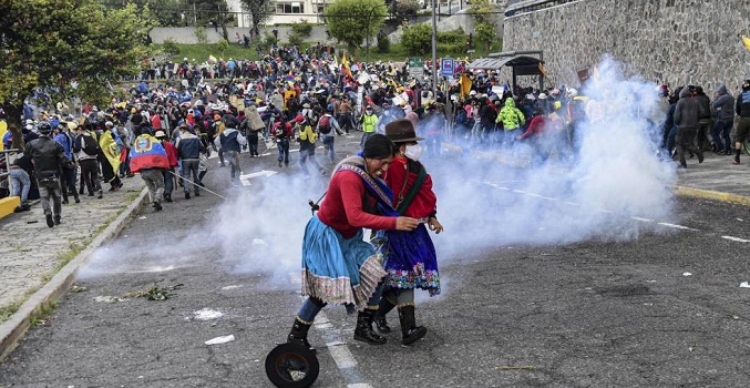 Caos en Quito: Manifestantes intentan entrar al Congreso y la policía los dispersa