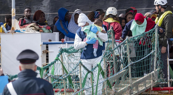 Italia autoriza el desembarque de más de 440 migrantes tras el ultimátum de una ONG