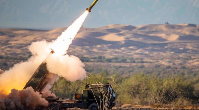 Ucrania recibe lanzacohetes de largo alcance y alta precisión enviados por EEUU