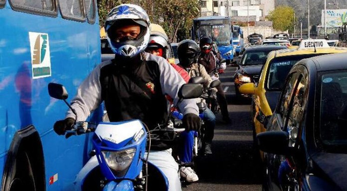 Ecuador prohíbe que dos hombres viajen en una misma moto