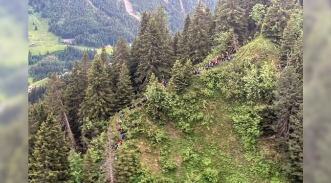 Rescatan a más de 100 estudiantes alemanes que hacían senderismo en los Alpes austriacos