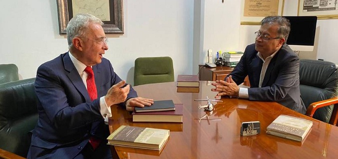 Álvaro Uribe y Gustavo Petro sostienen reunión