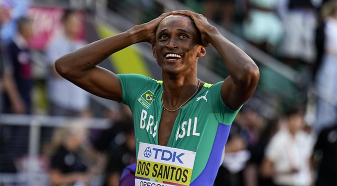 Dos Santos sorprende en 400 con vallas y da oro a Brasil