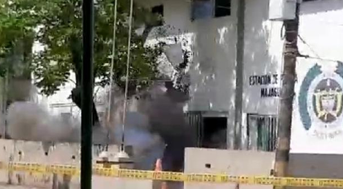 Con explosivos atacan una estación de Policía en Colombia