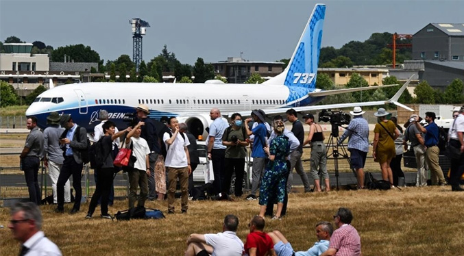 Ganancias de Boeing caen mientras las entregas del 787 siguen detenidas