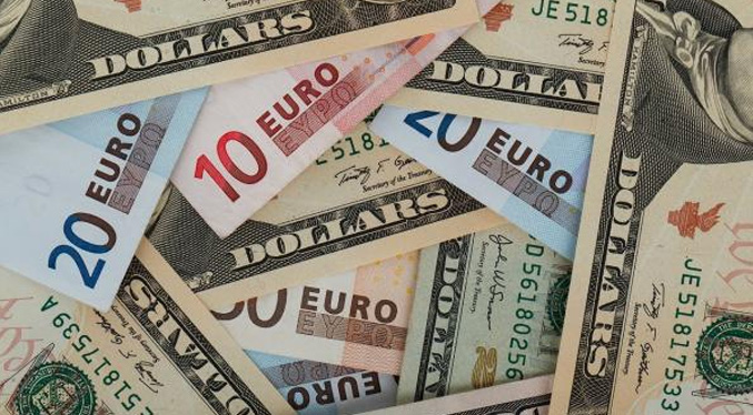 El euro cae a su valor más bajo frente al dólar desde 2002